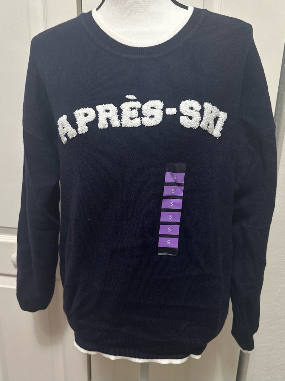 Aprés-Ski Crewneck Sweatshirt in Navy with White Text